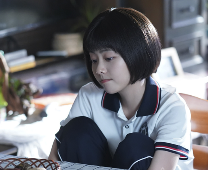 《以家人之名》海报,大家对面都站着李尖尖,李尖尖对面却非凌霄