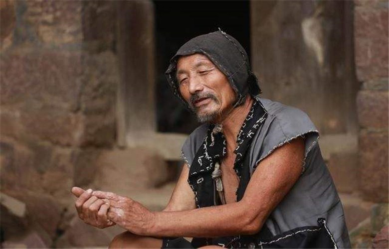 民国年间,老汉将一女乞丐带回家中,结果却害自己丢了性命