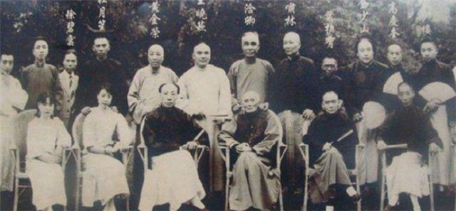 一代流氓大亨黄金荣80多岁却扫大街死后坟墓被人铲平