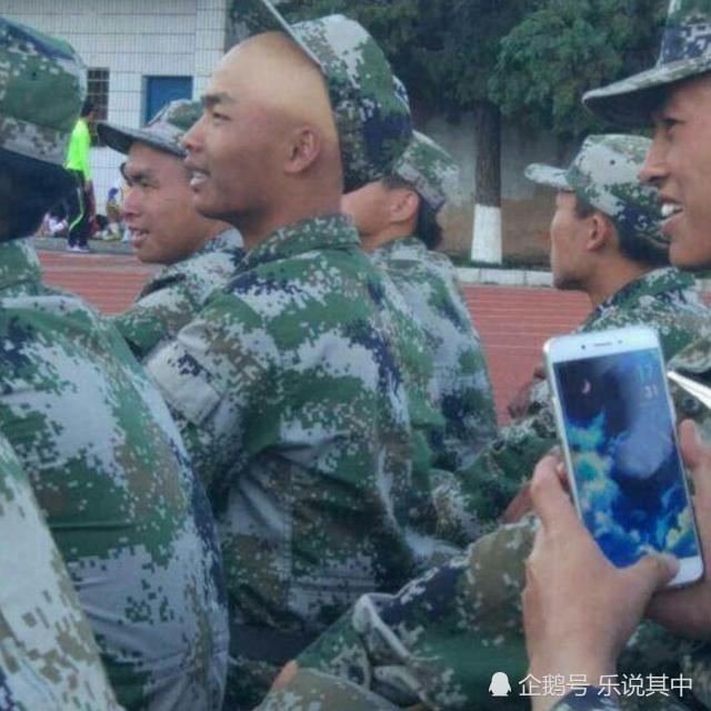 都建议买一些防晒的护肤品,保护好皮肤,不然军训过后,晒黑得连亲妈都