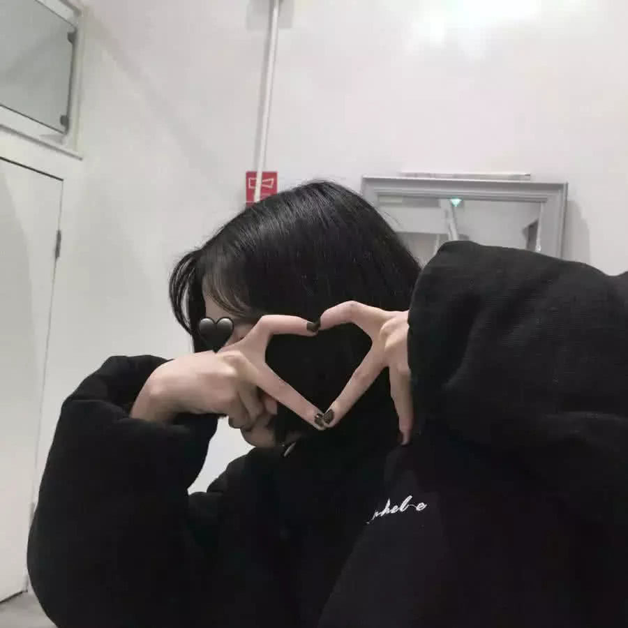 ins·颓废·女生头像:他说别喝酒胃会疼,我说放下酒杯