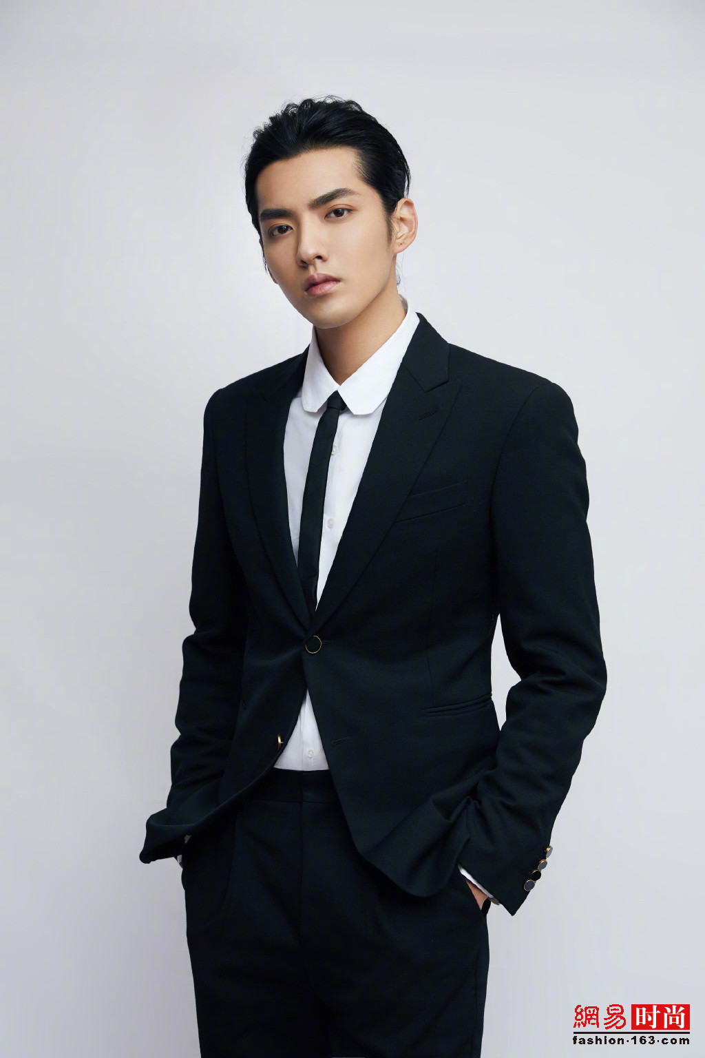 吴亦凡上演西装杀 超a大背头好帅