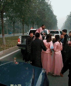 伴娘在我们这里不值钱,都是整车地往垃圾堆倒!