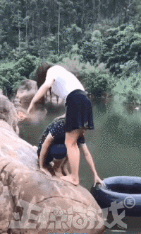 正惊gif:深藏不露!美女看似弱不禁风,竟然可以徒手掰整个西瓜