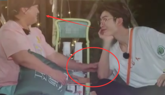 范丞丞与贾玲互动太有爱,双手托腮对视显真情,这对姐弟cp太甜