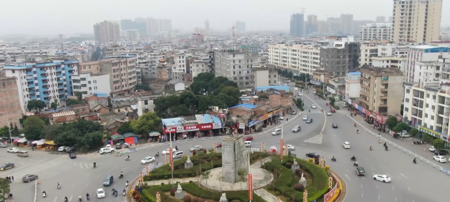 广西灵山县街道风光,钦江流域下的小县城,街道别有一番风味