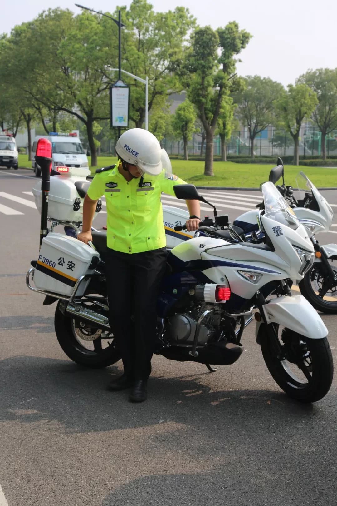 桐乡交警铁骑队训练正火热 带你先探秘一波 看点快报