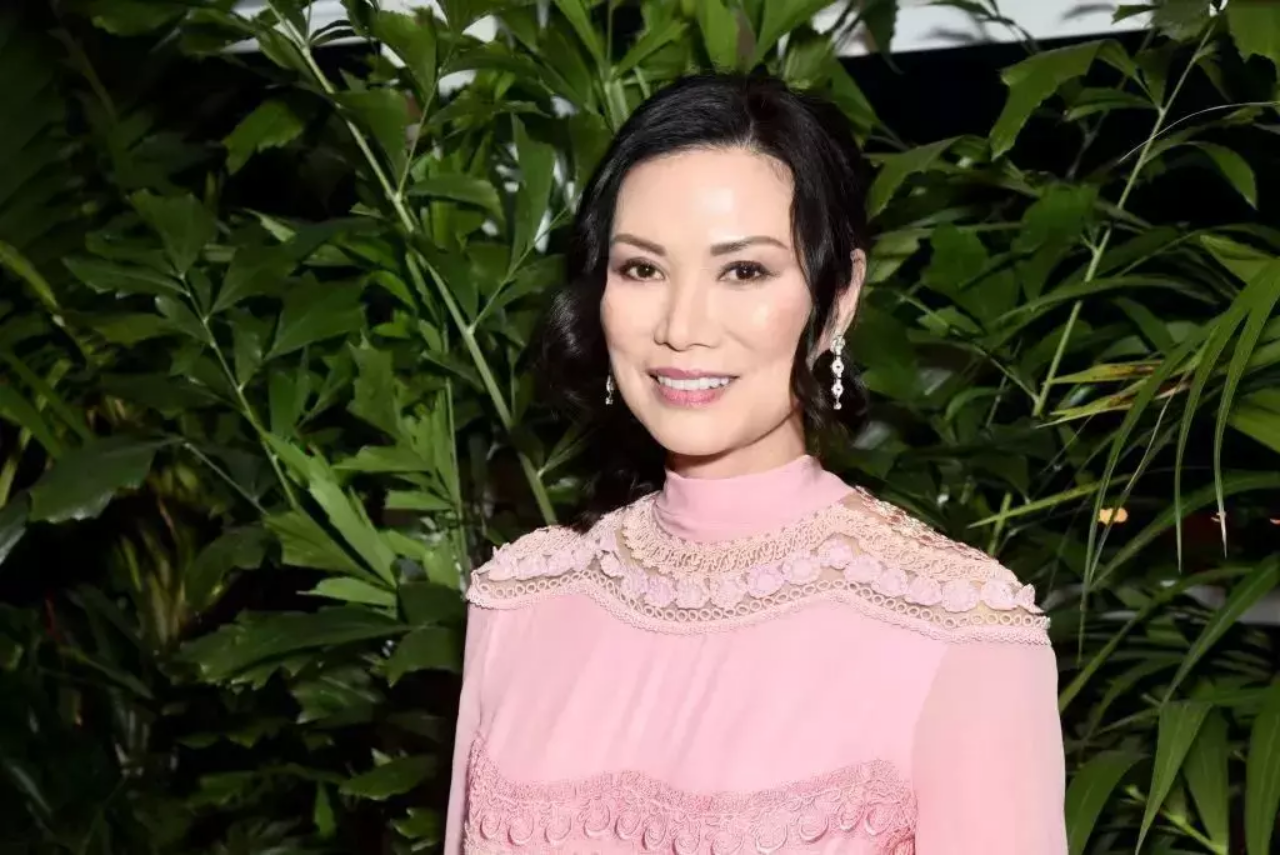 51岁邓文迪晒出豪宅,庭院爬满茉莉花,就像生活在一个花园