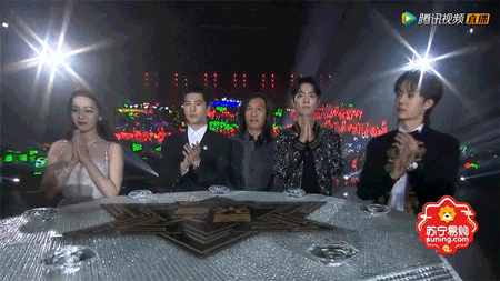 肖战2019年最后一条微博消失!台上放弃镜头向粉丝鞠躬