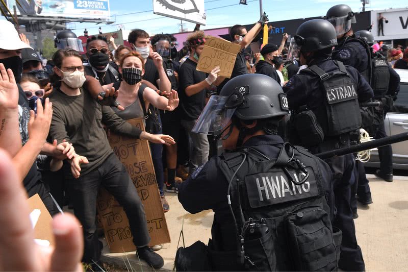 美国30座城市的骚乱成了传染源 同一天这2个兄弟国家也乱了 看点快报