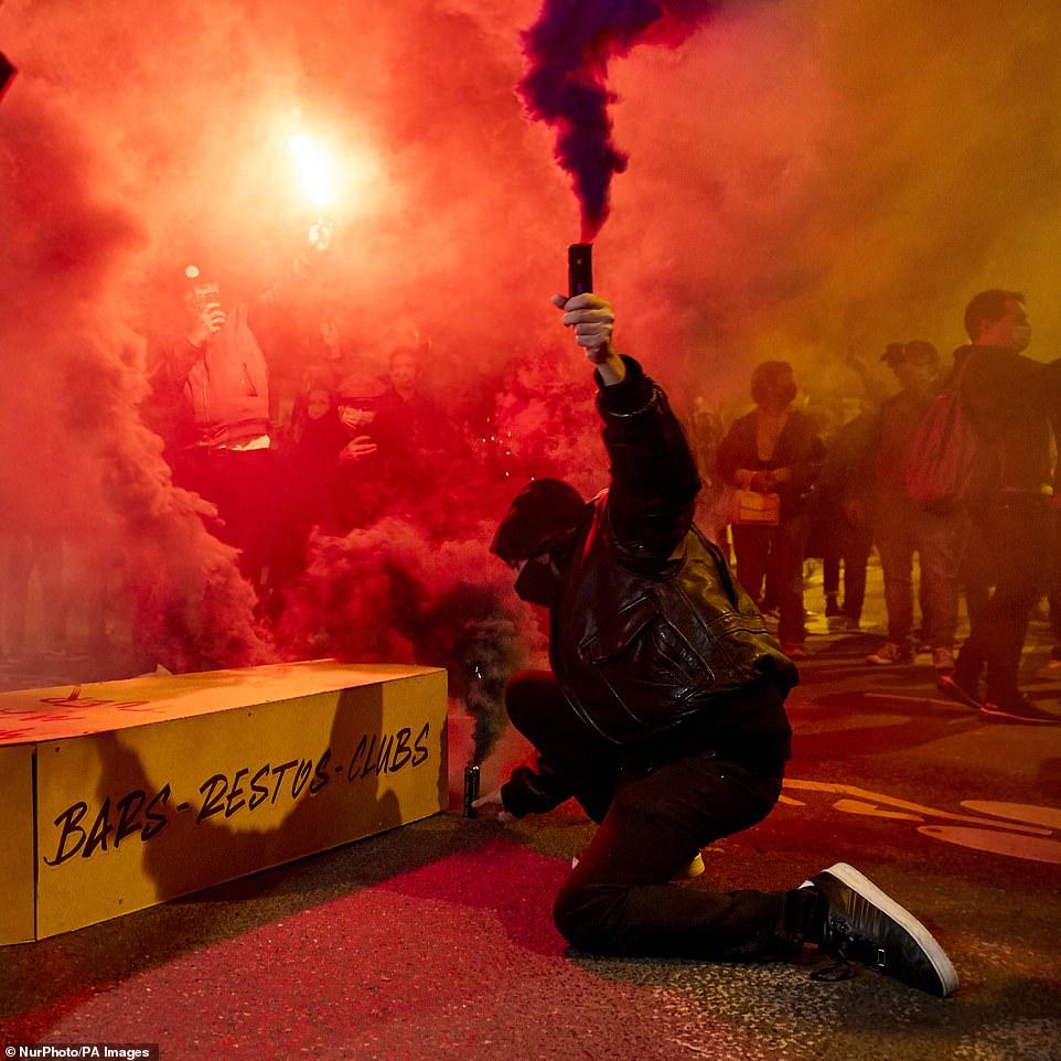 法国巴黎商家抗议封锁令：抗议者抬棺游行，发射烟雾弹