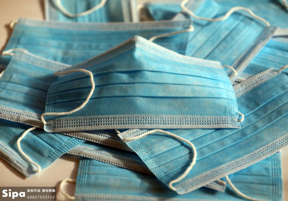 法国巴黎商家抗议封锁令：抗议者抬棺游行，发射烟雾弹