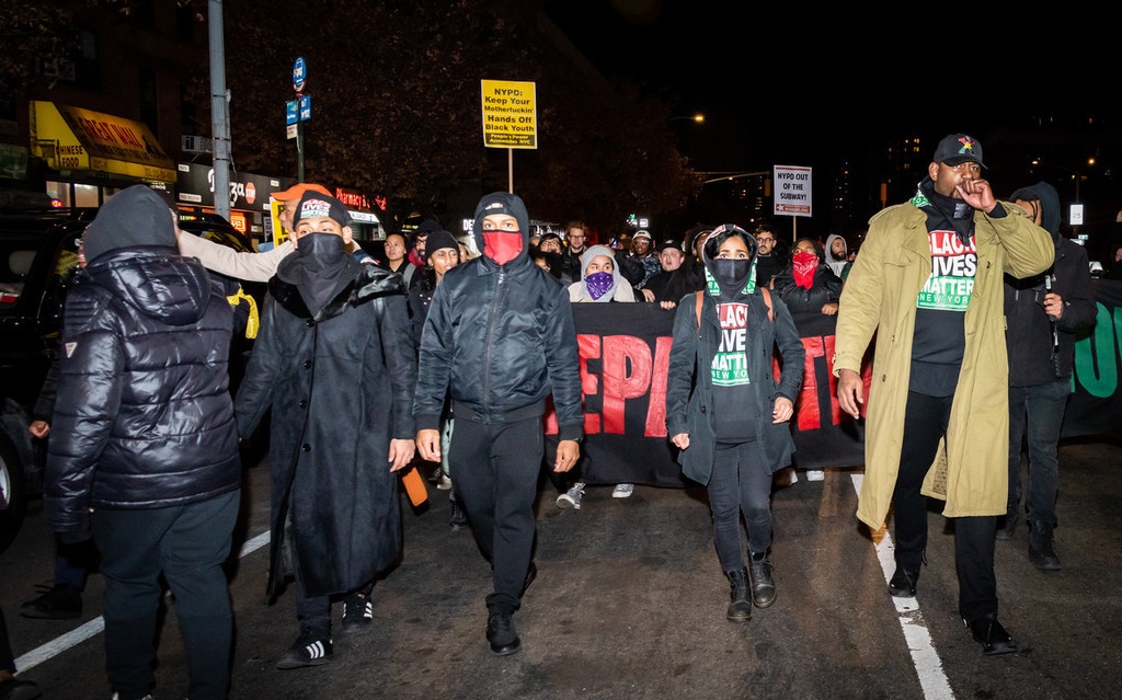 纽约示威者被警察抓捕现场 看点快报