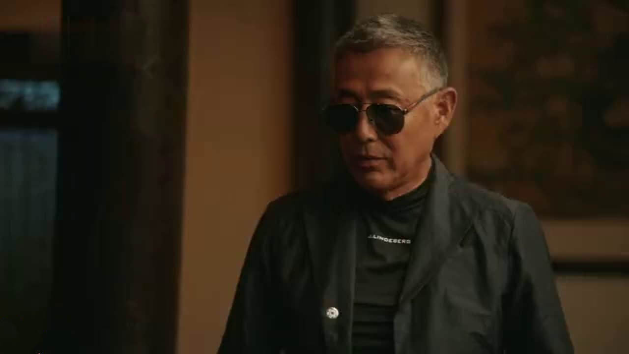 《流金岁月》陈道明脸又黑又亮,衣品更是一言难尽