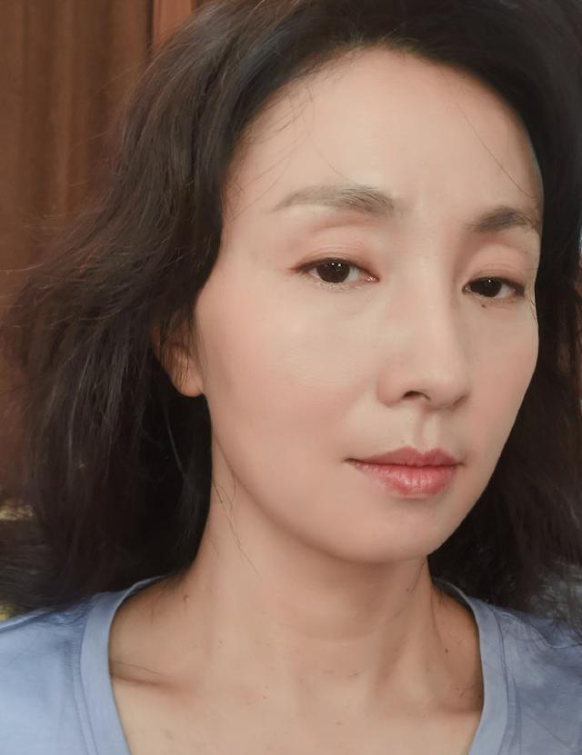 48岁陶虹晒素颜自拍,脸上皱纹明显,和精修差距大