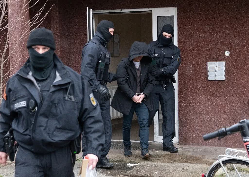 德国警察铁拳扫荡越南黑帮7州大搜查挖出155偷渡客 看点快报