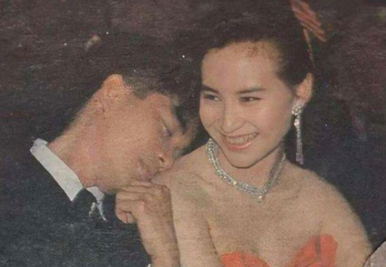 58岁何超琼戴35年前陈百强买的耳环,赌王丧礼选有陈百强照片
