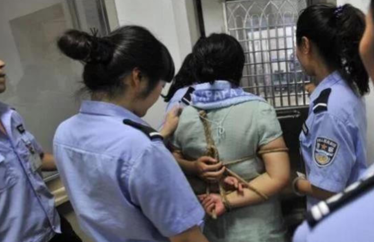 为什么不直接让死刑犯带手铐脚链进刑场?而要换上麻绳