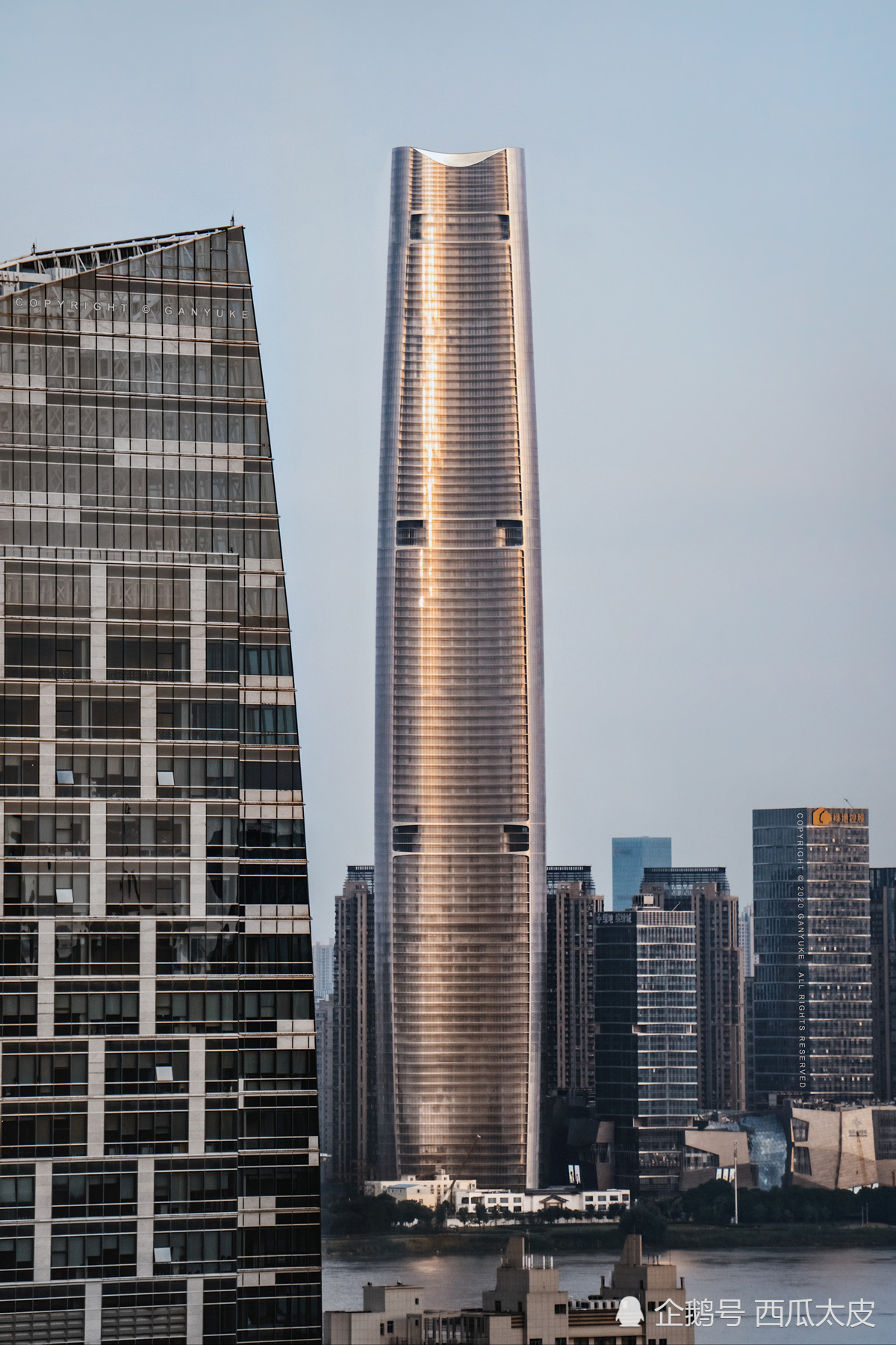 9,武汉绿地中心 (2020年6月主体已封顶,顶部玻璃幕墙安装中,此效果图