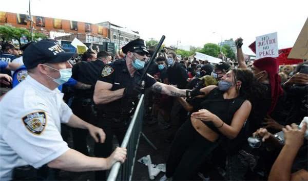 剧情忽然反转 白人警察妻子向媒体发声 丈夫是绅士 此事有内幕 看点快报