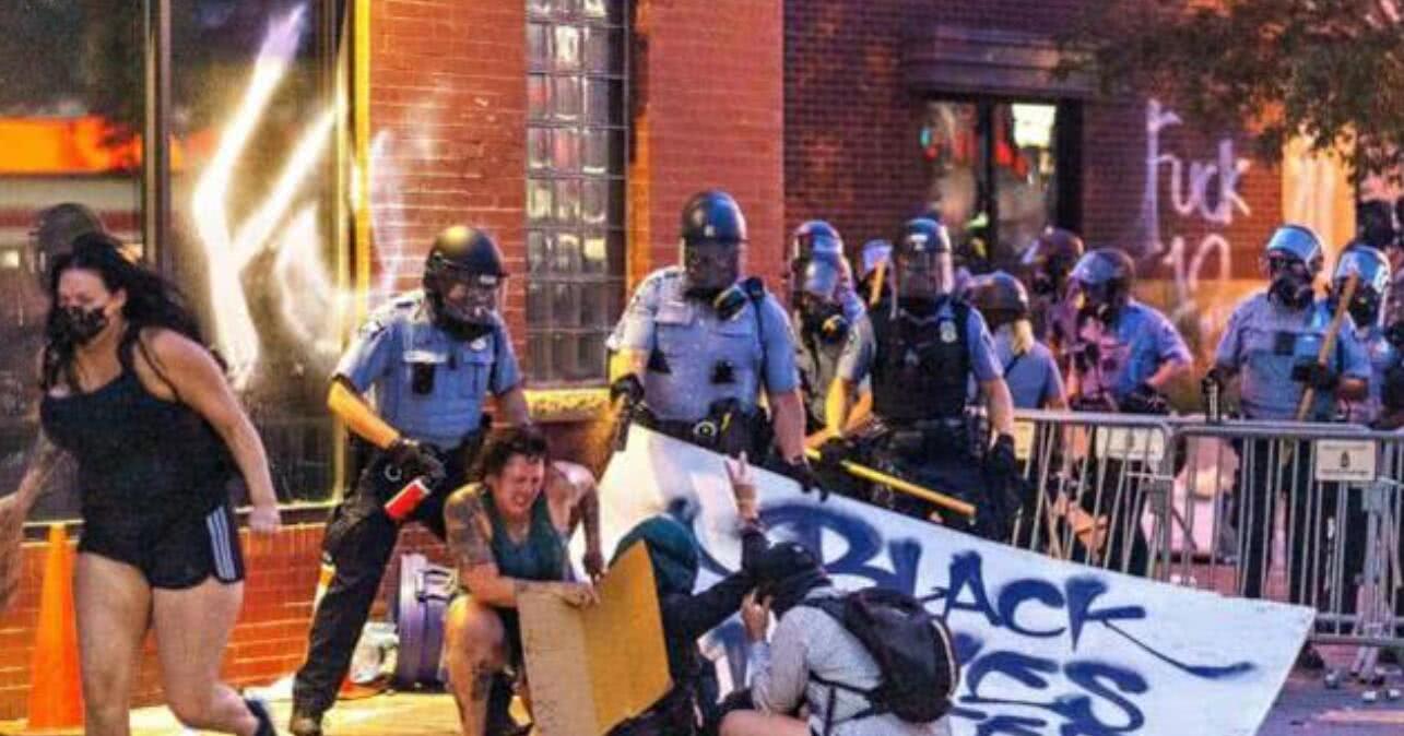 特朗普焦头烂额之际 白人警察跪杀黑人引爆美国 军队出动镇暴 看点快报