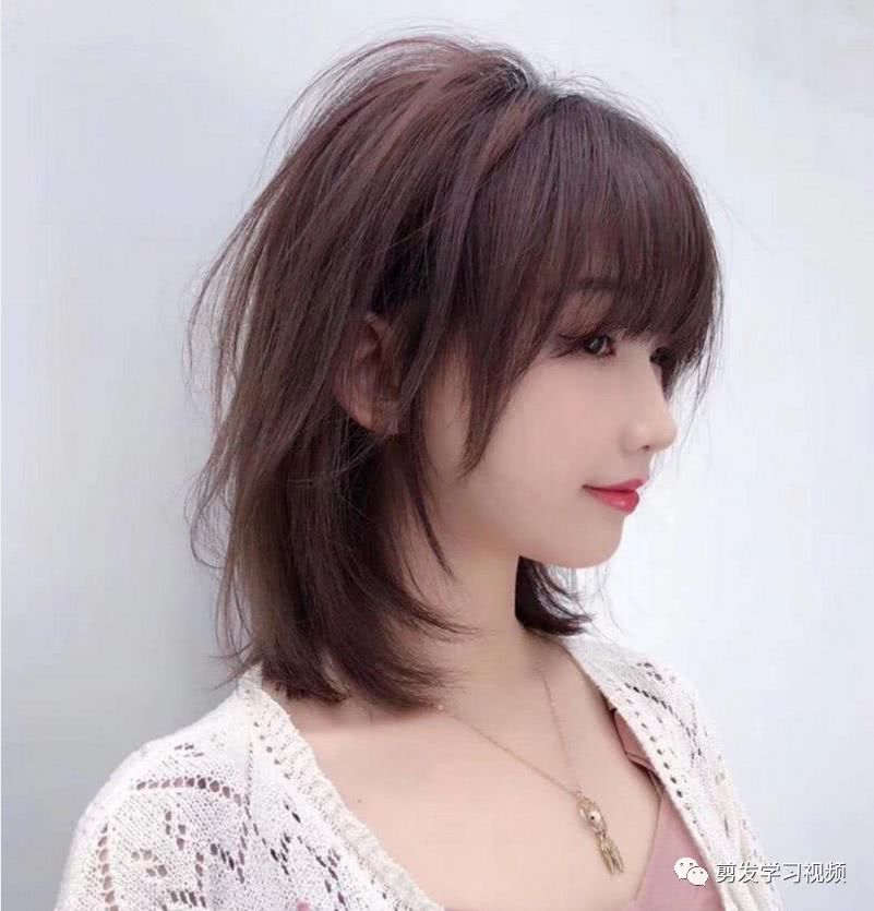 了这款好看的发型,辛芷蕾发型其实就是发八字刘海 锁骨外翻发型的搭配