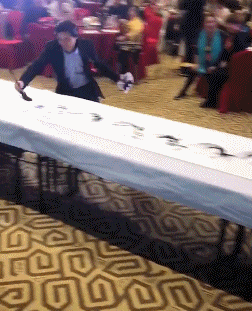 搞笑gif:这位书法大师一顿神操作,全场都拍手叫好