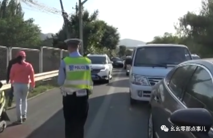 丢人 占用非机动车道的 老司机 们 还在跟北京交警狡辩个啥 看点快报