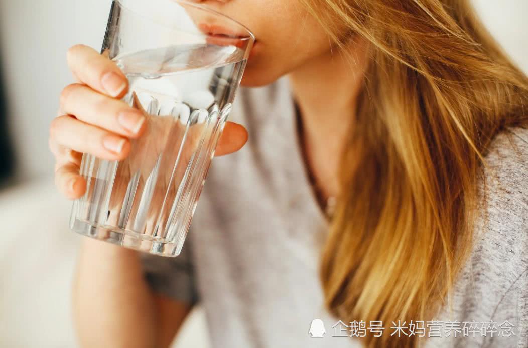 超简单温开水瘦身法 每天这4时间喝 看点快报