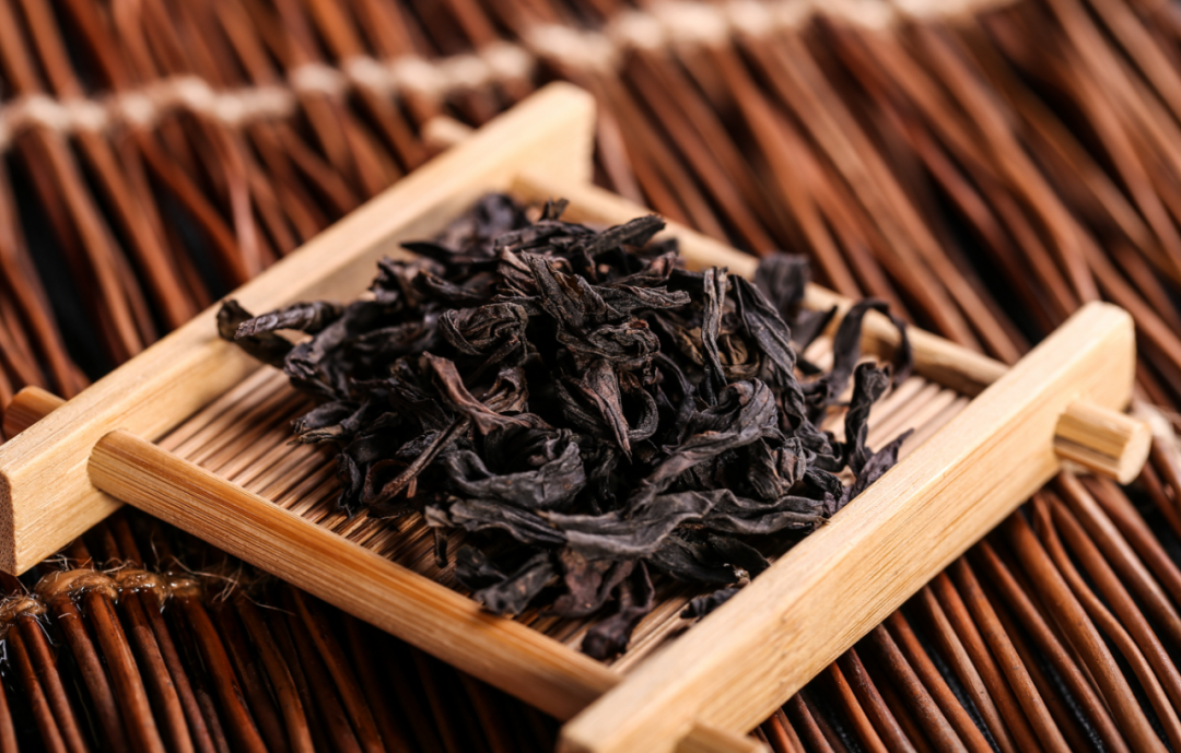 闽北乌龙,采用闽北地区特定茶树的鲜叶,经特定的加工工艺制成的条形