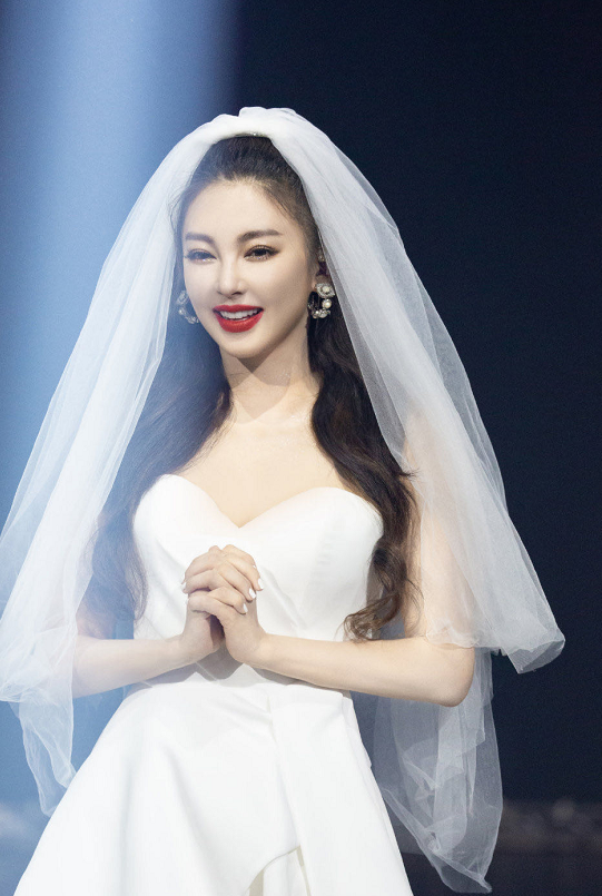 穿婚纱的女友_鞠婧祎穿婚纱的照片(3)