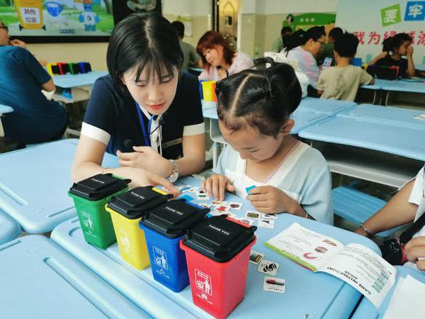 直击郑州小学入学报名首日 电子入学通知书 3d 立体通知书 赚足 小萌新 的好感 看点快报