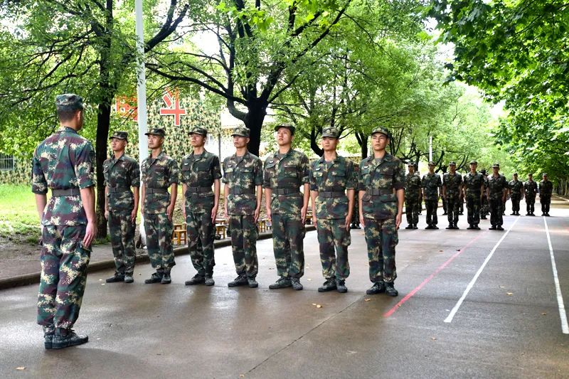 报名参军的有志青年,新兵班长