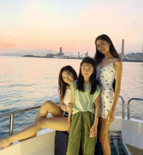 任达华与甄子丹女儿同框,同为16岁星二代,任晴佳身高快到1米8