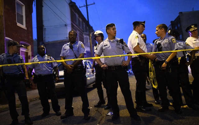 美国费城枪声大作 枪手与警察对峙7小时后被捕 致6名警察受伤 看点快报