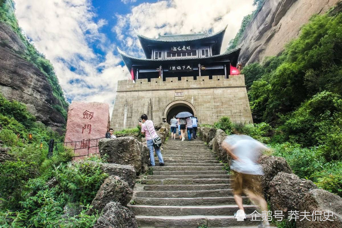 五, 剑门关 : 剑阁峥嵘而崔嵬,一夫当关,万夫莫开.
