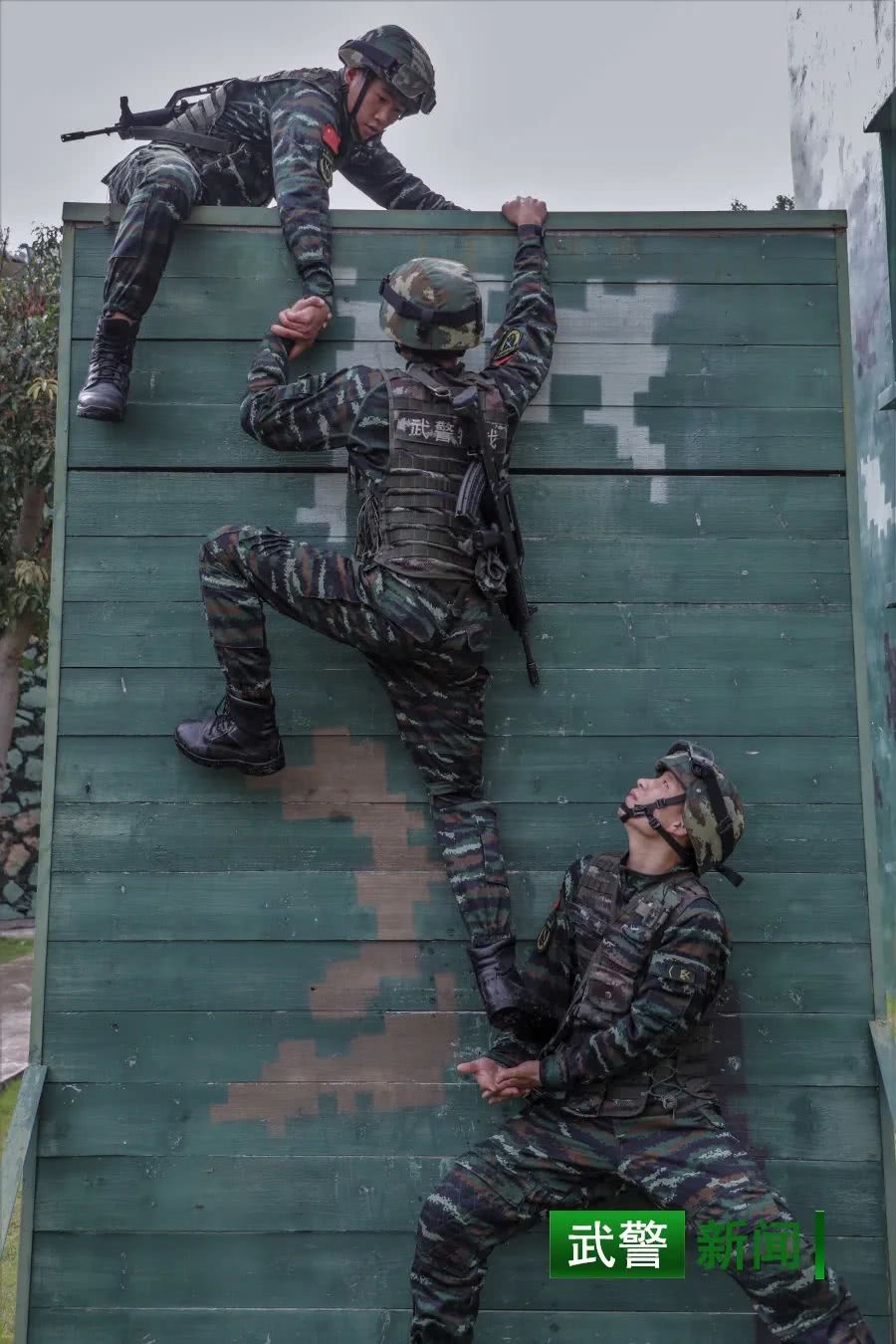 看武警特战练兵场上硬核突袭