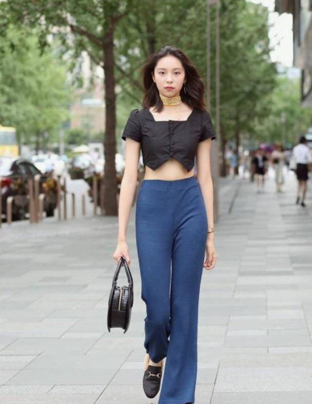 女神街拍—害羞不是谁都可以表现出来的