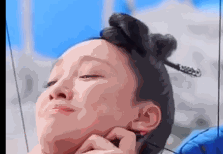 这是《侍神令》昨天放出的幕后花絮, 慈沐掐着百旎脖子, 对面的表情