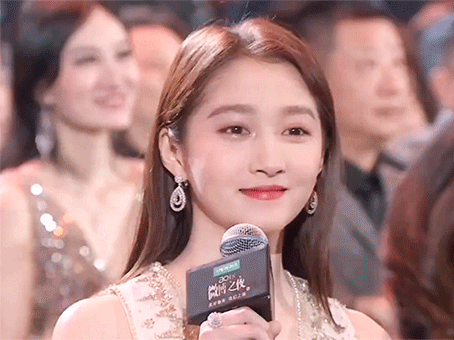 关晓彤越来越会穿了,她的八套时尚私服搭配,款式时髦显高级