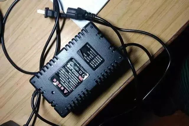 【安全提示】又出事了!电动车电瓶客厅爆炸,场面瘆人