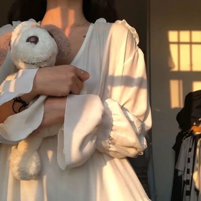 不露脸·真人·女生头像:别慌,月亮也正在大海某处迷茫