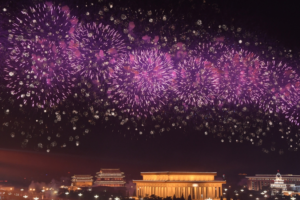 揭秘国庆联欢烟花表演细节 70根 光柱 架设在车上开到燃放点 看点快报