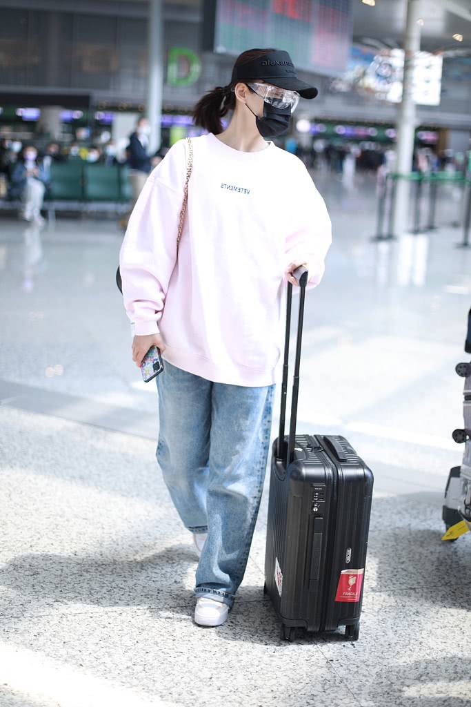 袁姗姗穿粉色卫衣牛仔裤青春靓丽亲自上阵拎行李女子力up 看点快报