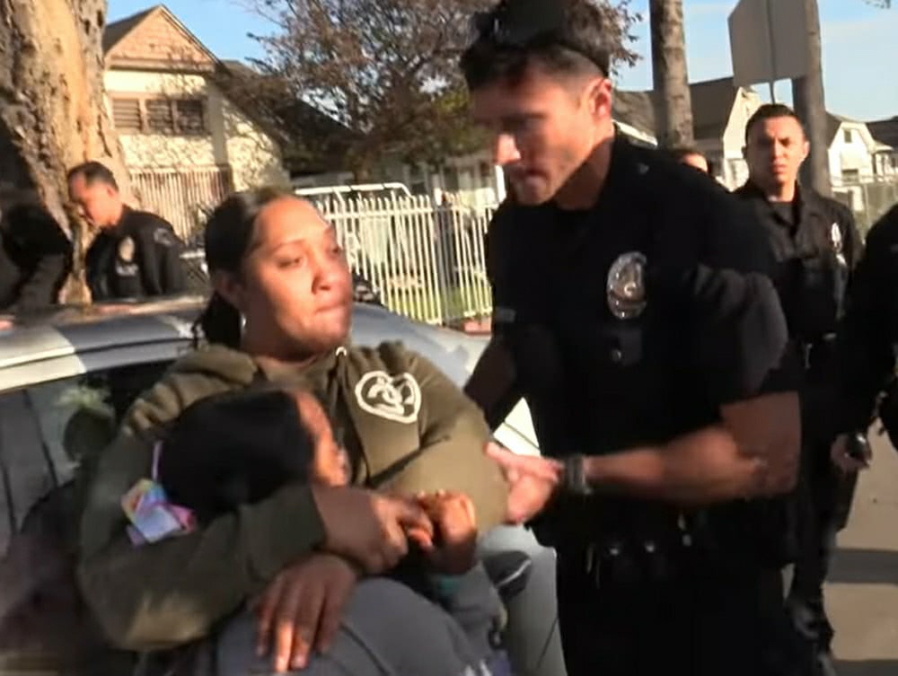 美国警察差点对老百姓开火 多人疫期聚会狂欢 只为一岁小孩庆生 看点快报