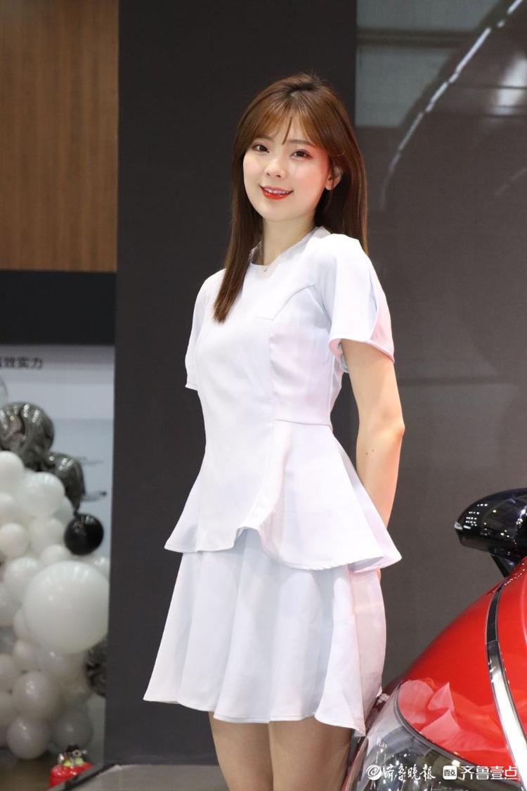 网红车模春晓现身齐鲁国际车展,被粉丝环绕