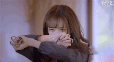 逆龄扮学生,哪个校花微微一笑更倾城?