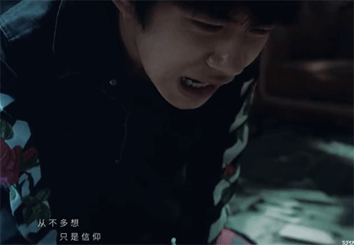 情绪爆发到极致后,哭的撕心裂肺,表情都扭曲了.