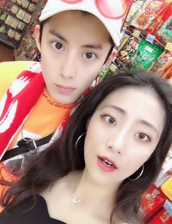 A Frontal Photo Of Wang Hedi S Amateur Girlfriend Was Exposed And The Two Of Them Slammed Into Their Faces Unexpectedly When They Were Snuggling Together And Showing Affection Daydaynews
