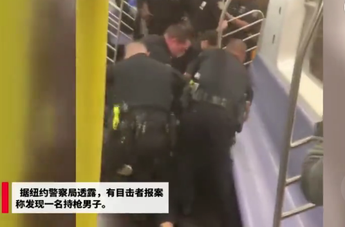美国警察持枪涌入地铁 逮捕逃票男子 结果让人表情失控 看点快报